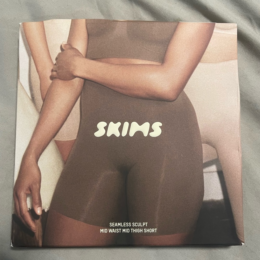 Skims seamless sculpt mid waist mid thigh short